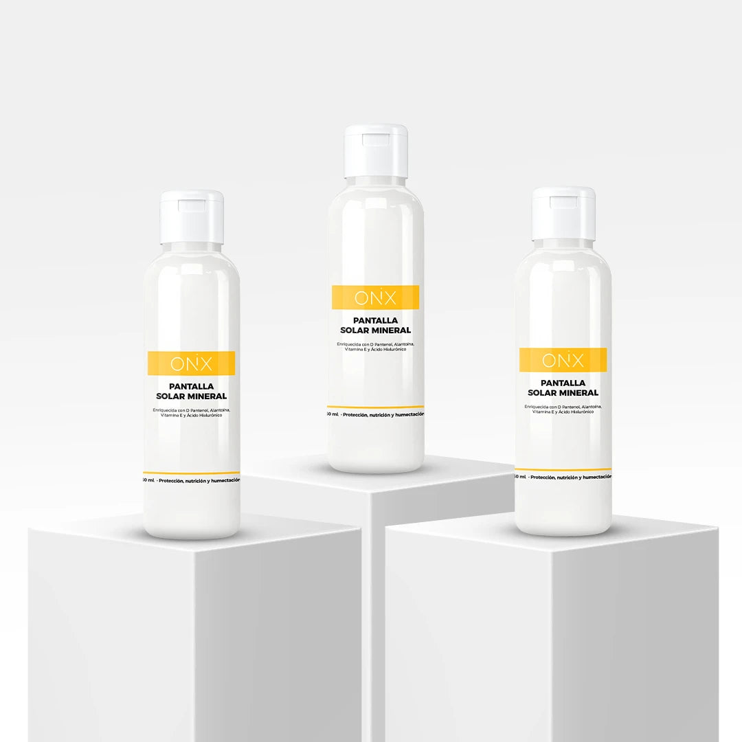 Tres envases de Pantalla Solar Mineral de Onix Skincare con etiquetas naranjas, presentados sobre cubos blancos, destacando el producto.
