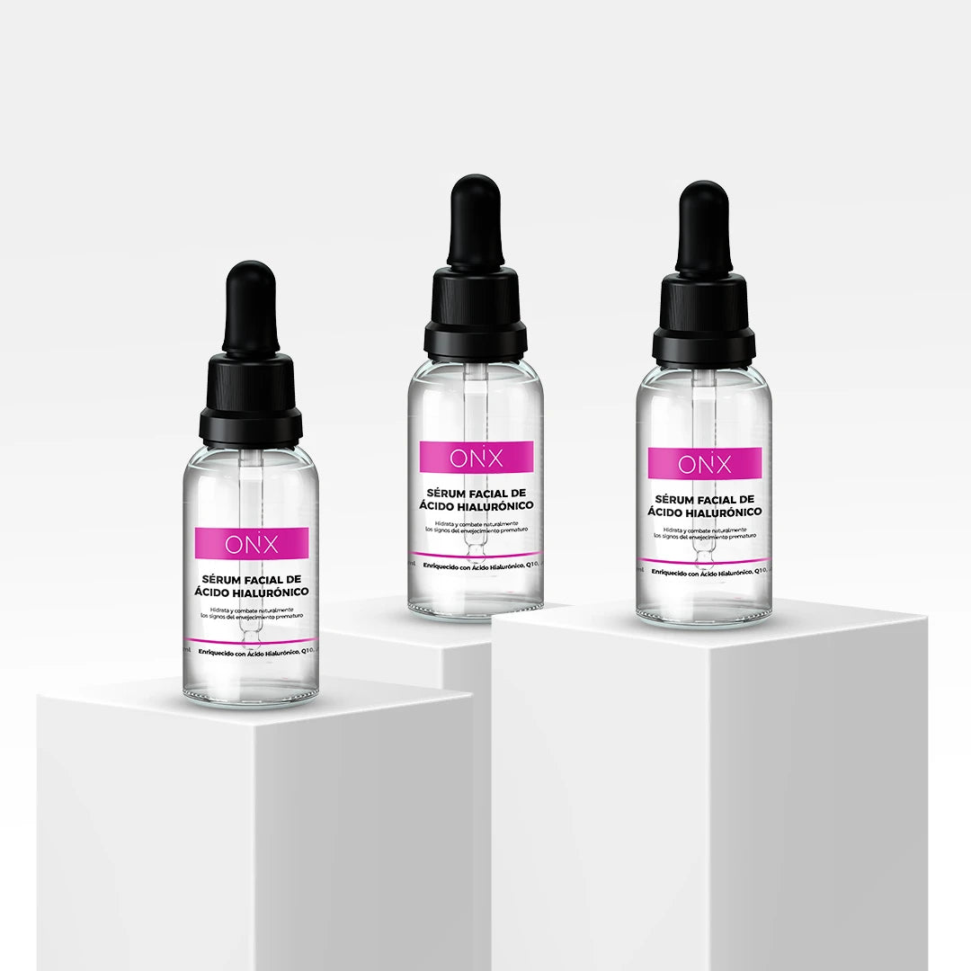 Tres frascos de sérum facial de Ácido Hialurónico de Onix Skincare con gotero negro, exhibidos sobre bloques blancos, destacando el producto.