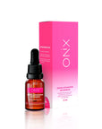 Frasco de sérum despigmentador antiojeras de Onix Skincare con gotero, presentado junto a su caja rosa, destacando el producto para el contorno de ojos.