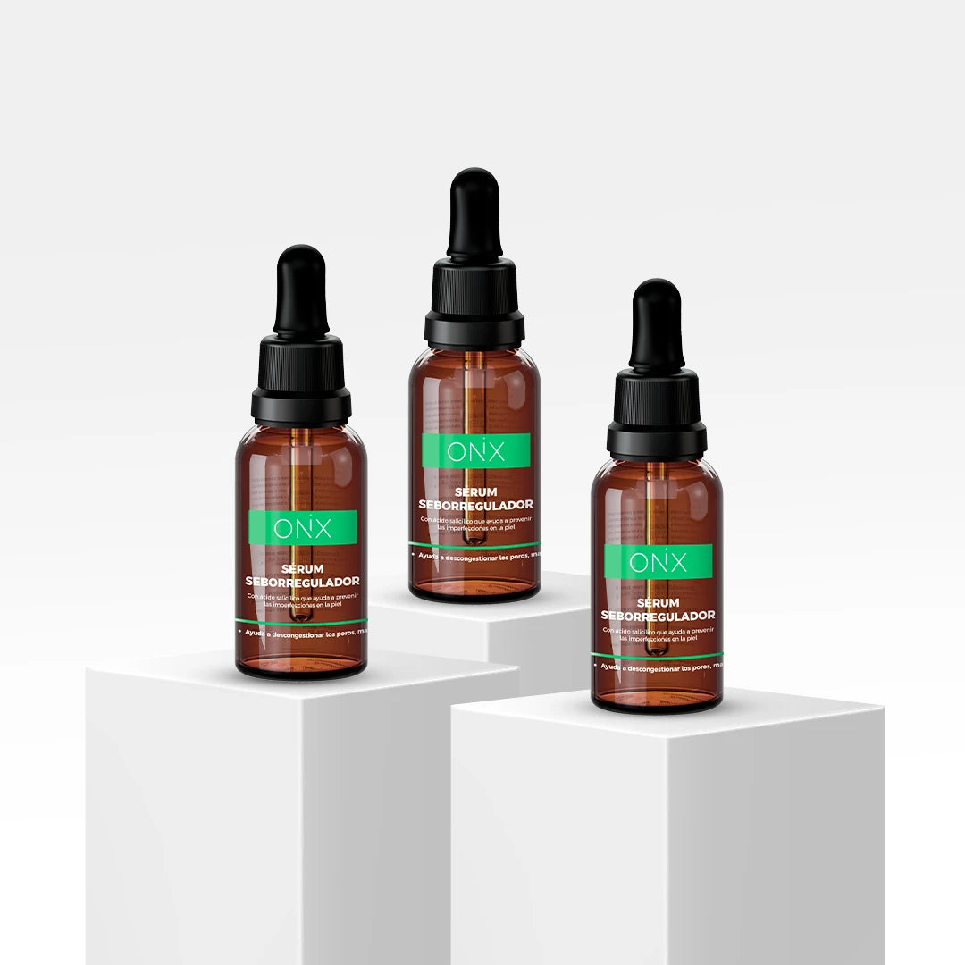 Tres frascos de sérum seborregulador de Onix Skincare, con goteros negros y etiquetas verdes, presentados sobre cubos blancos, ideal para pieles grasas.