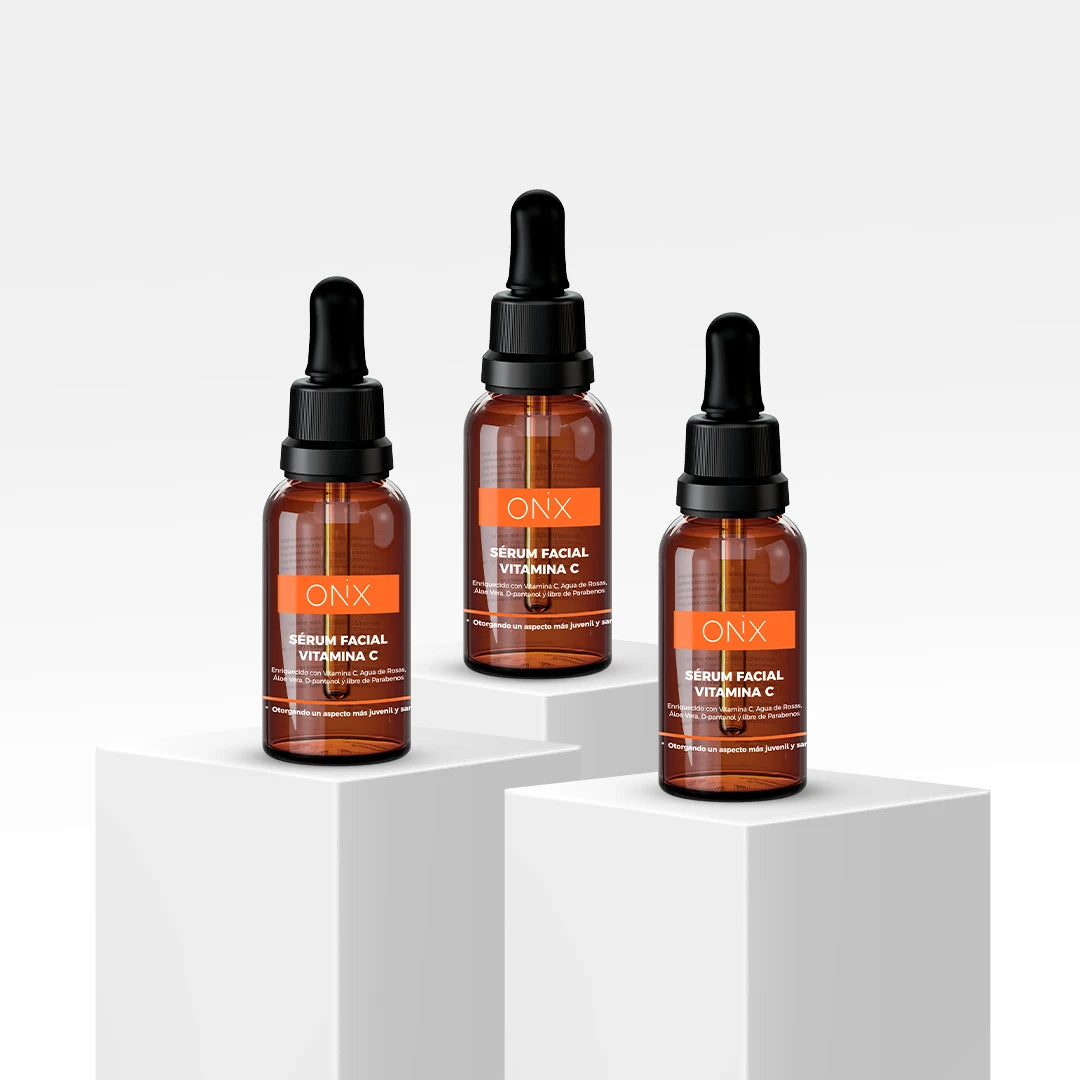 Tres frascos de sérum facial de Vitamina C de Onix Skincare, con goteros negros y etiquetas naranjas, presentados sobre cubos blancos, ideal para luminosidad.