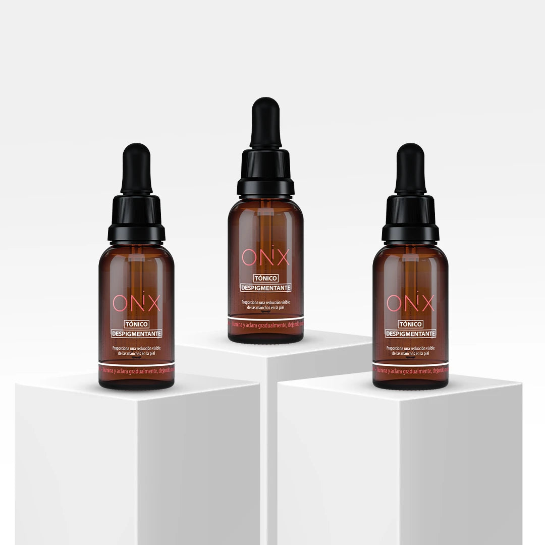 Tres frascos de Tónico Aclarante de Onix Skincare, con goteros negros y etiquetas rosas, presentados sobre cubos blancos, ideal para unificar el tono de la piel.